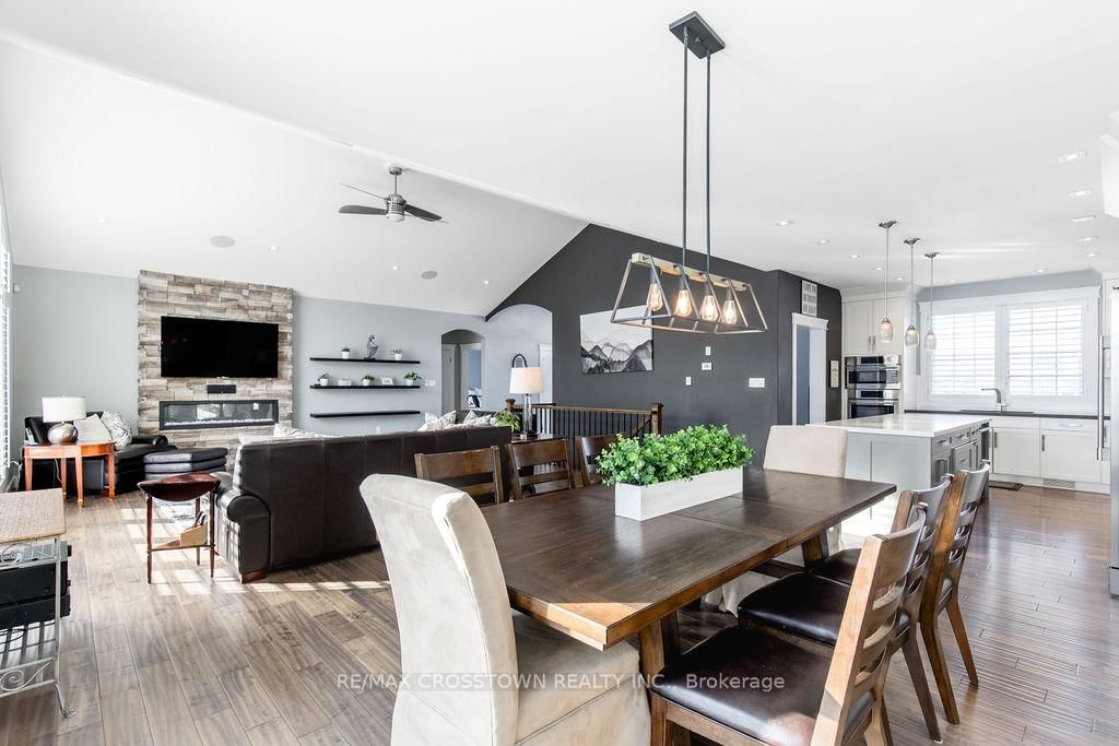 25 MENNILL Drive • Springwater, ON photo 10
