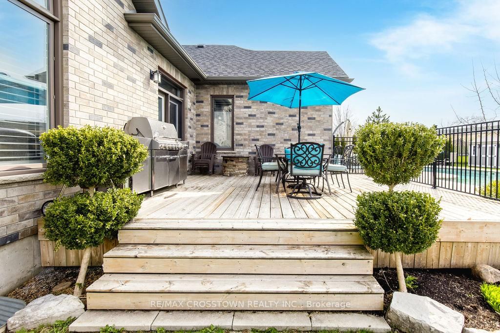 25 MENNILL Drive • Springwater, ON photo 12