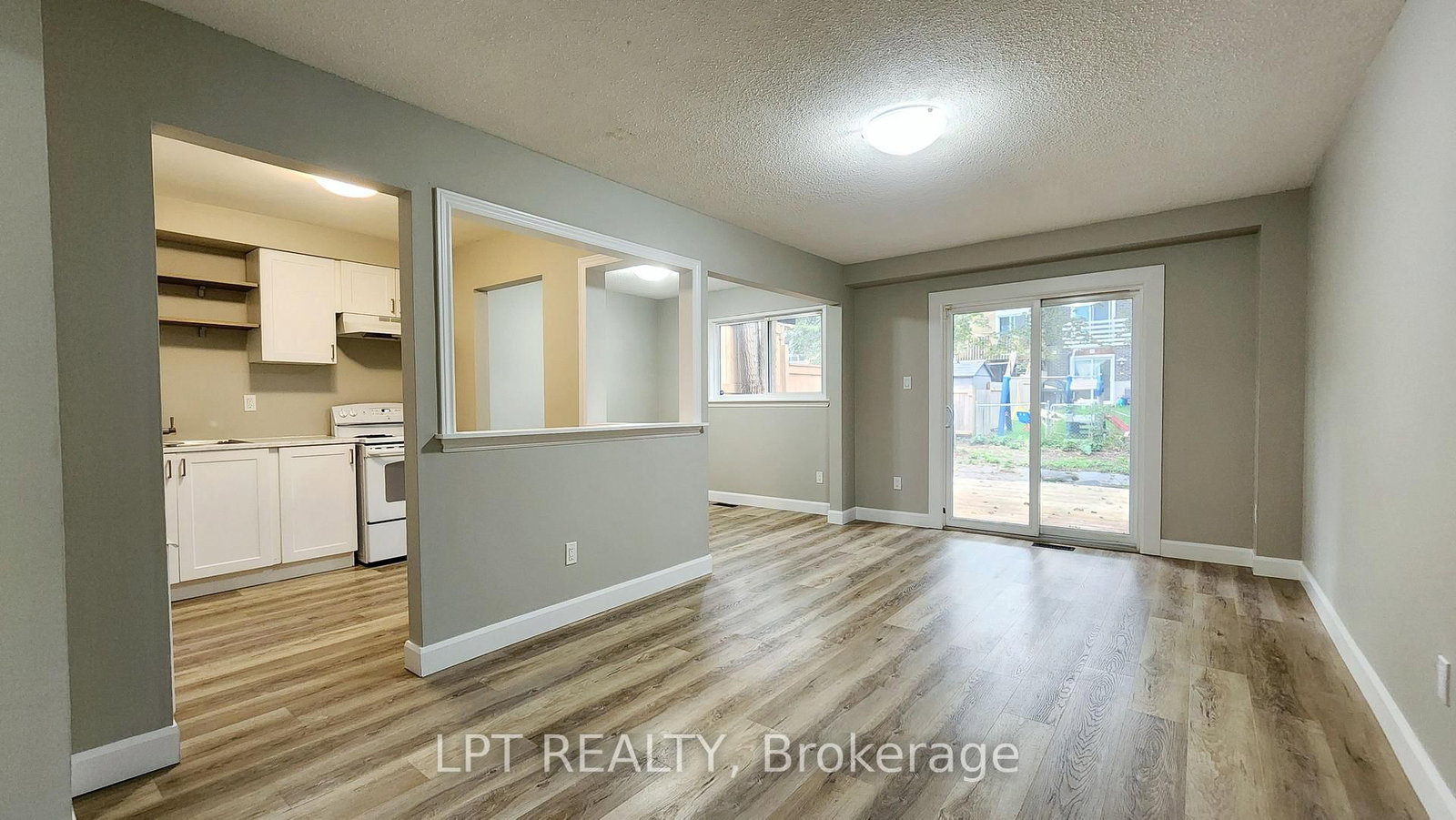 38 Chaucer Crescent • Barrie, ON photo 5
