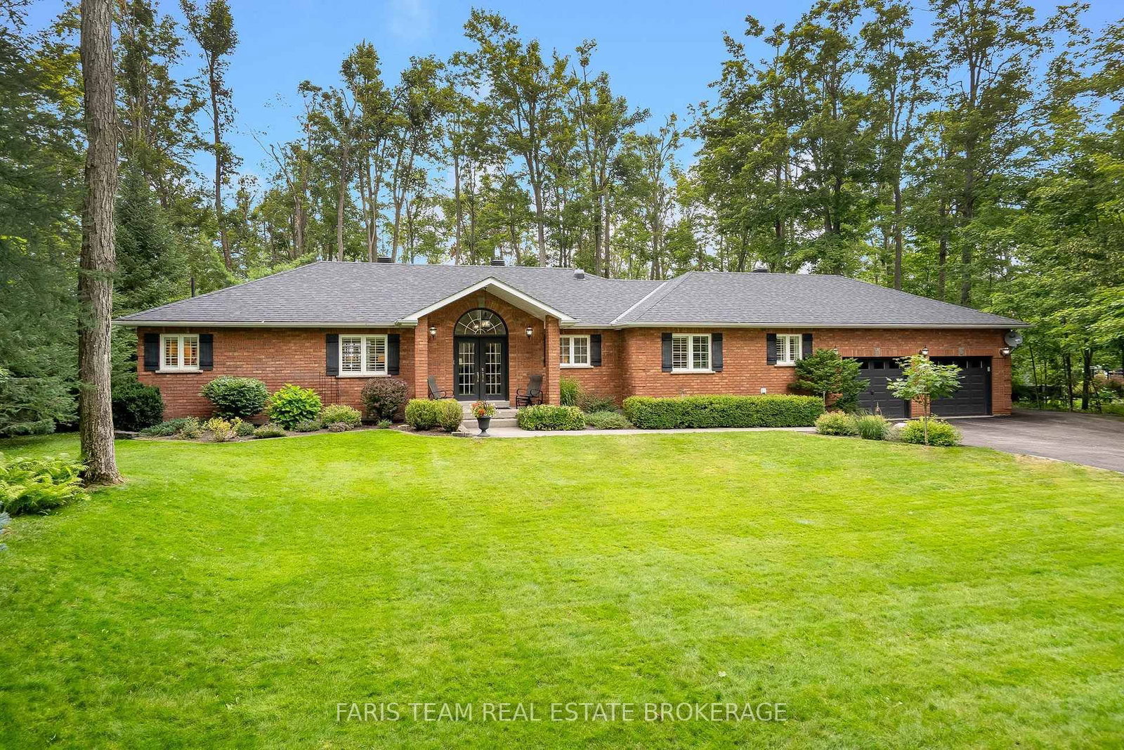10 Green Mountain Court • Oro-Medonte, ON photo 2