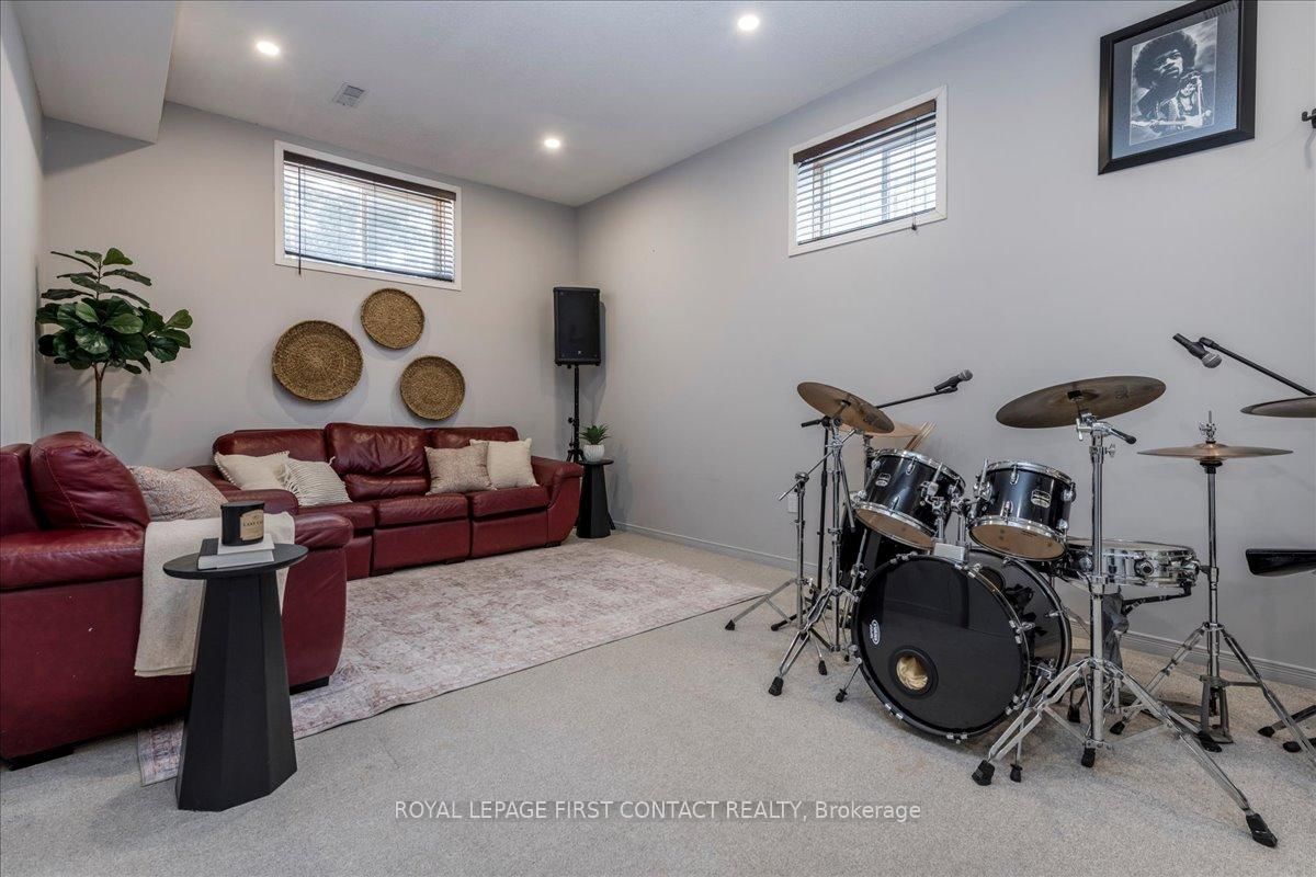 36 CHURCHLAND Drive • Barrie, ON photo 18