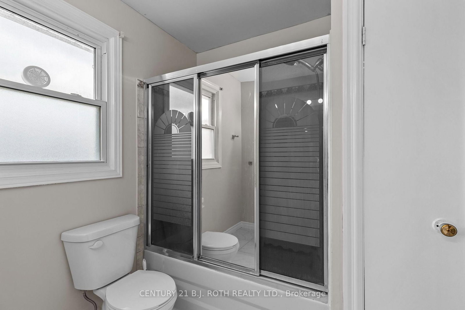 14 Innisfil Street • Barrie, ON photo 15