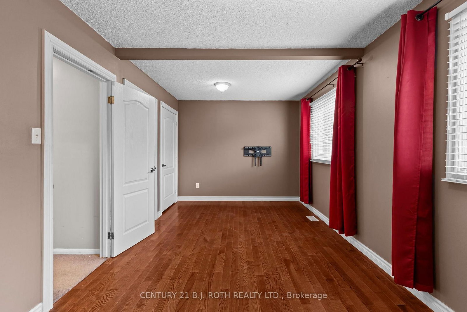 14 Innisfil Street • Barrie, ON photo 18