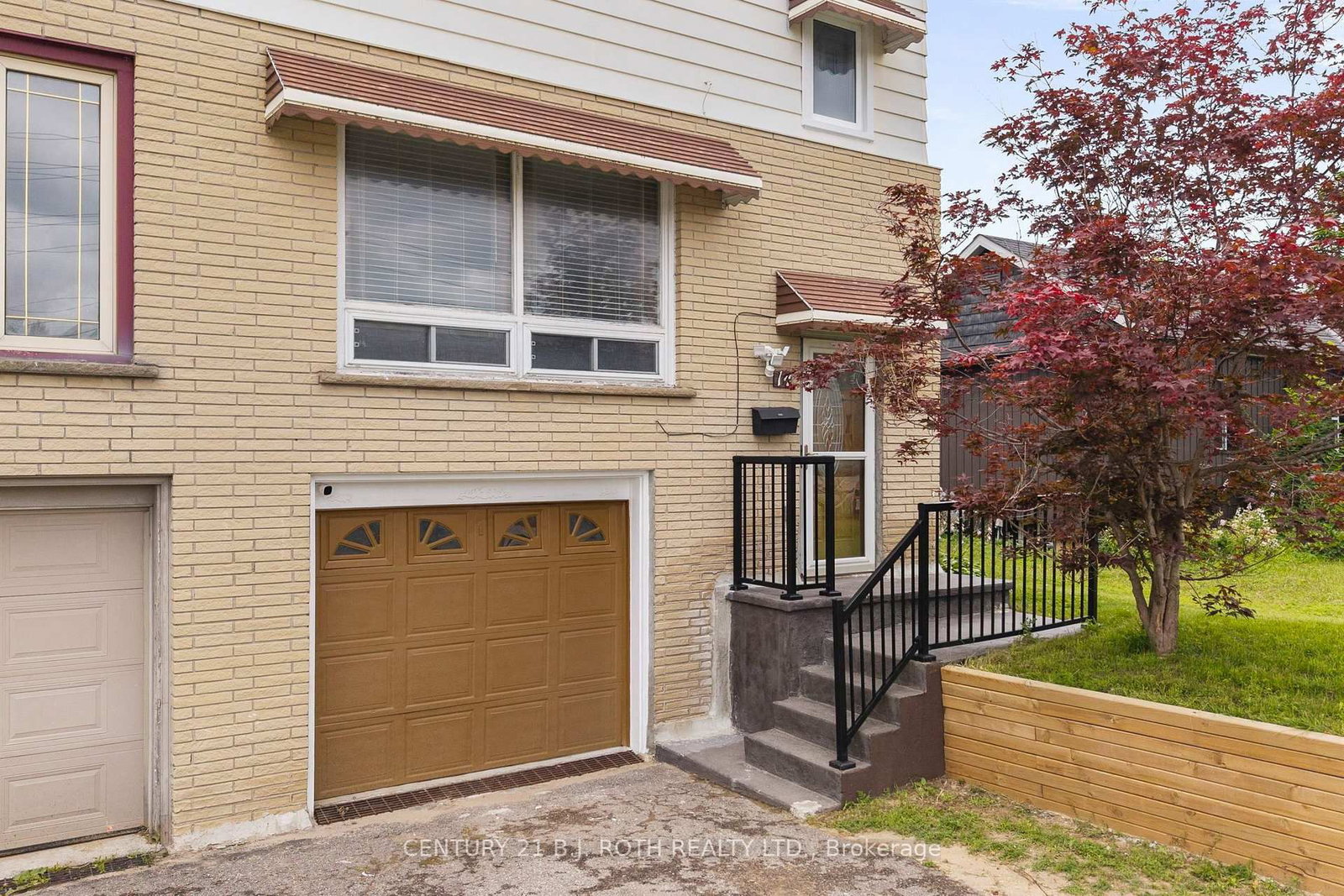 14 Innisfil Street • Barrie, ON photo 3
