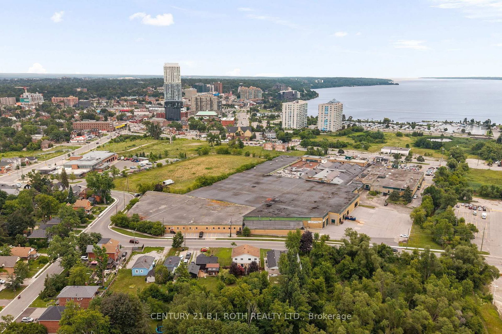 14 Innisfil Street • Barrie, ON photo 31