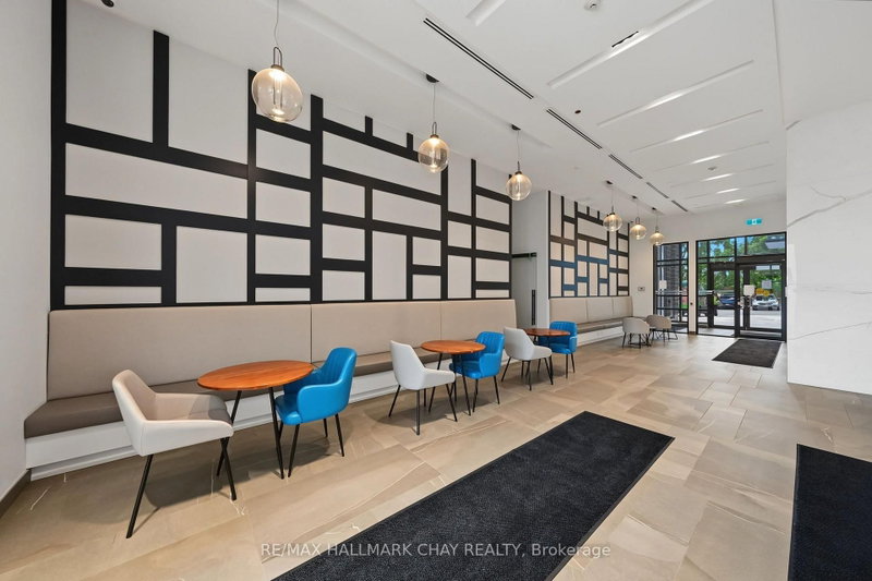 681 Yonge St photo 4