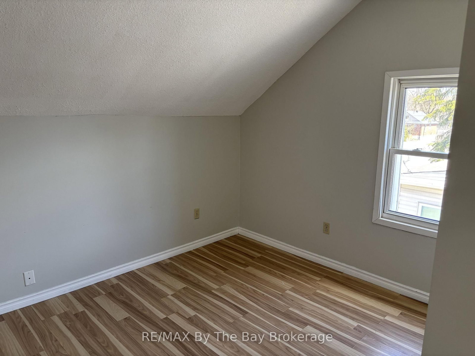 13 HENRY Street • Barrie, ON photo 10