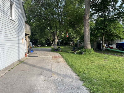 13 HENRY Street • Barrie, ON photo 3