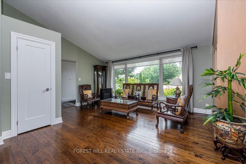 21 PINETREE Crt photo 4