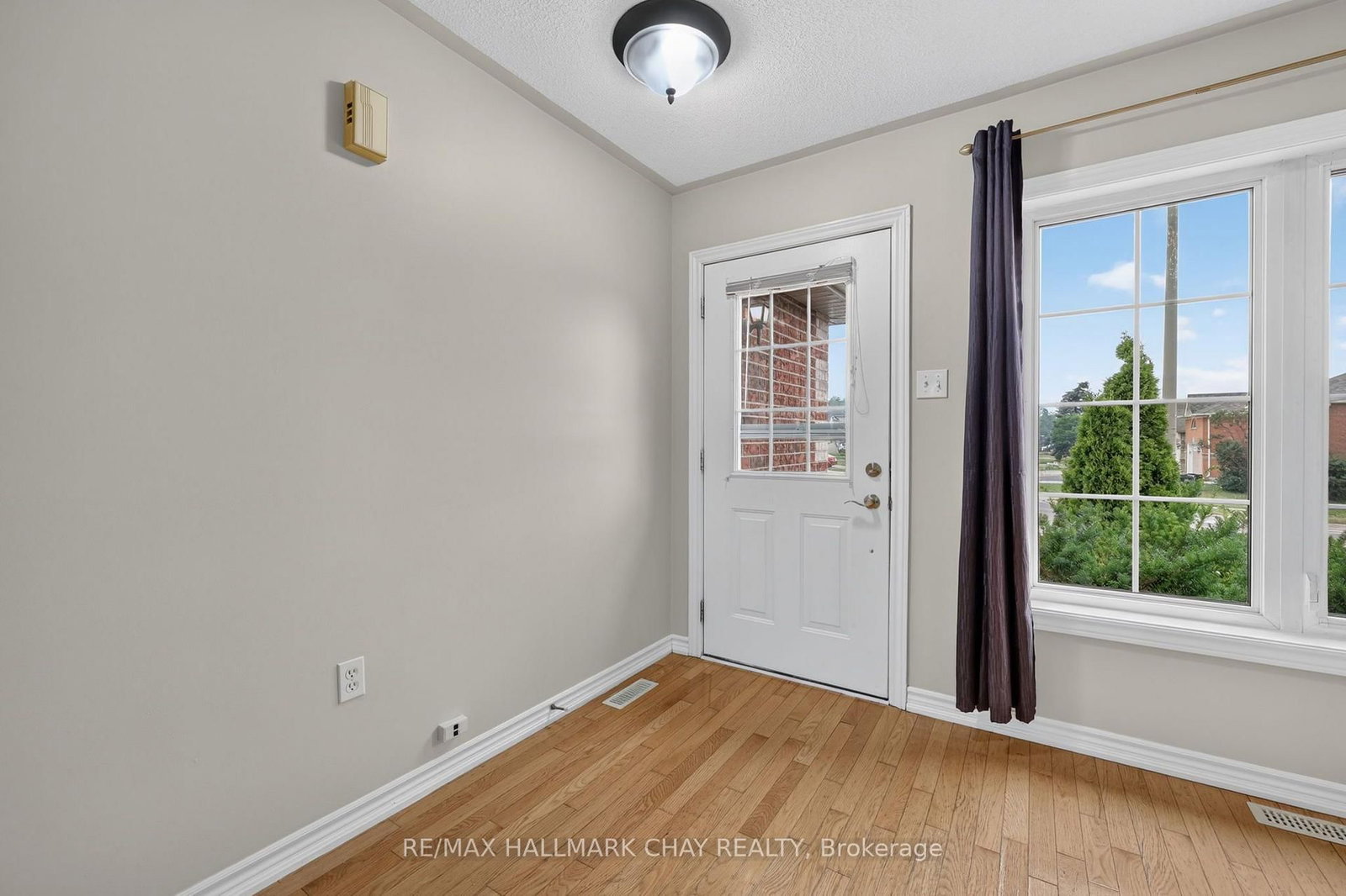 39 Hanmer Street E • Barrie, ON photo 2