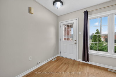 39 Hanmer Street E • Barrie, ON photo 2