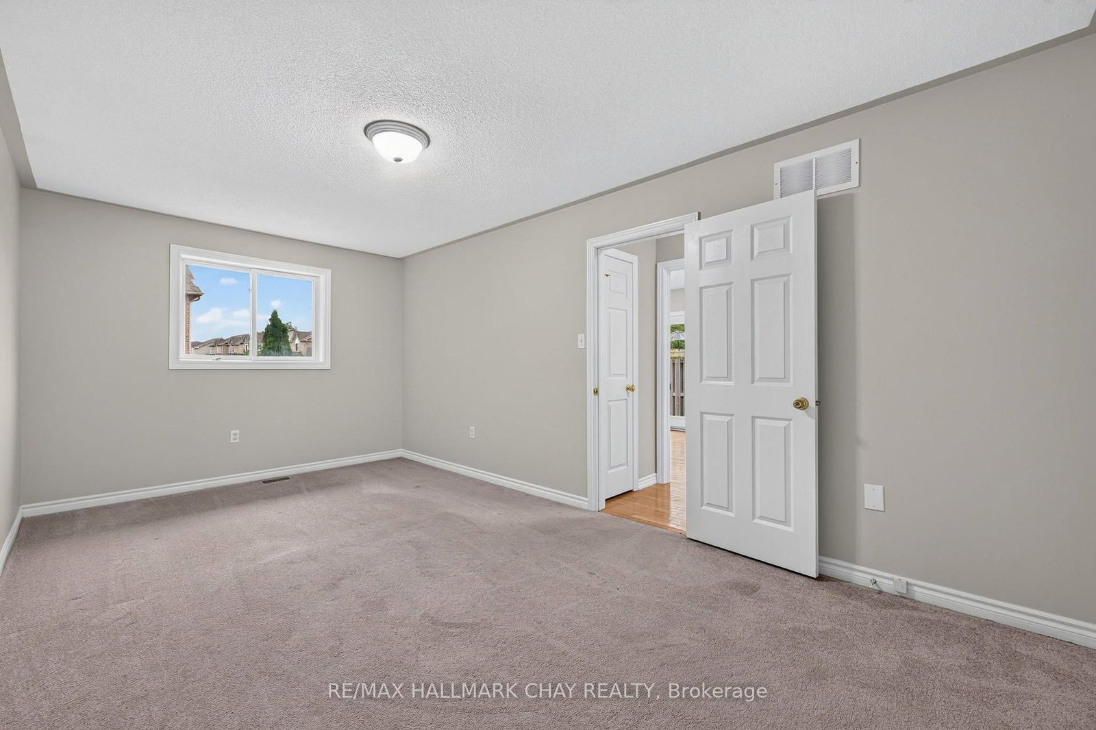 39 Hanmer Street E • Barrie, ON photo 9