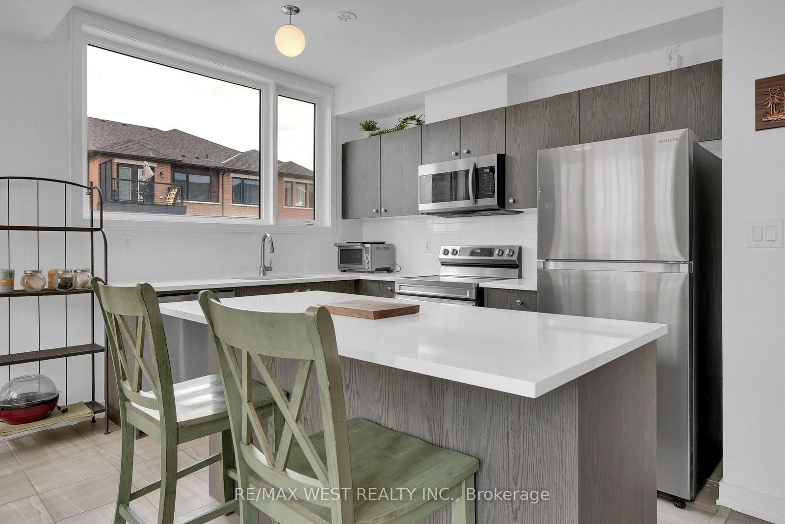 34 Spry Lane • Barrie, ON photo 3