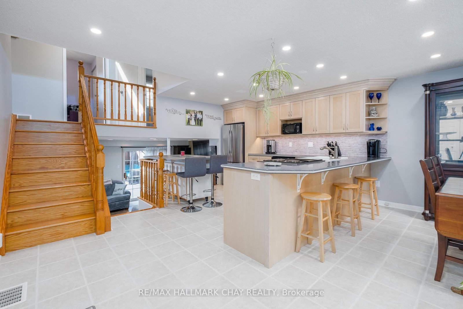 323 Sunnidale Road photo 4