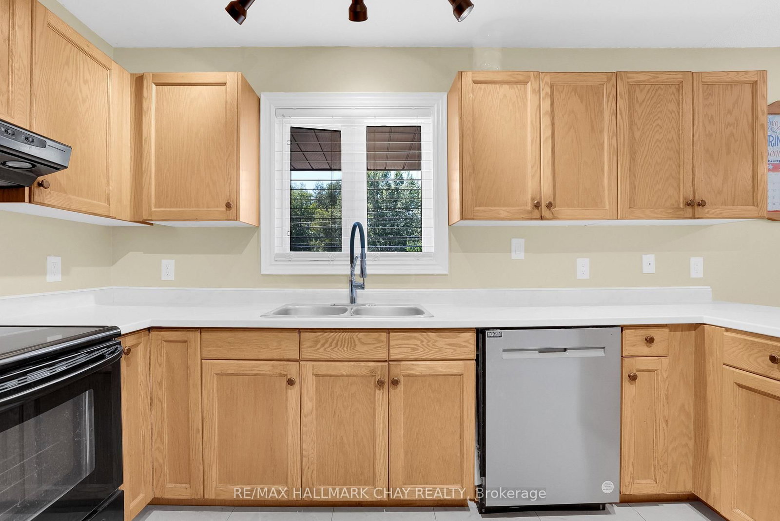 51 Indianola Crescent • Wasaga Beach, ON photo 6