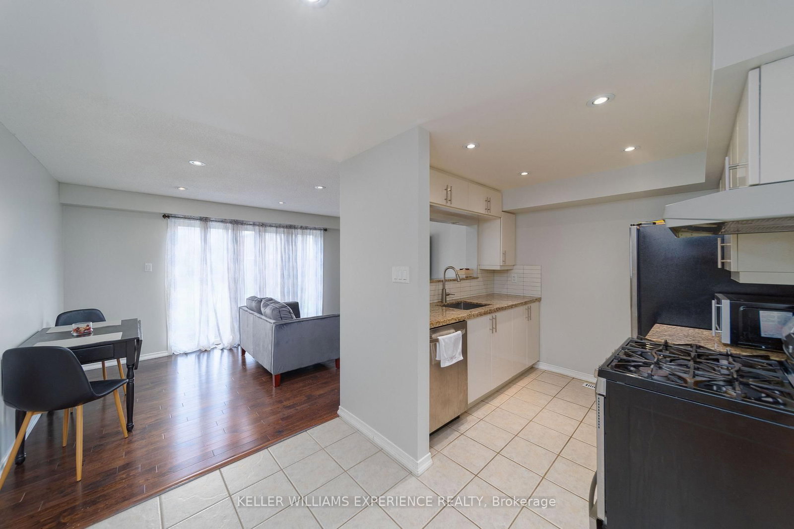12 Monarchy Street • Barrie, ON photo 4