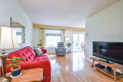53 Mowat Crescent • Barrie, ON photo 5