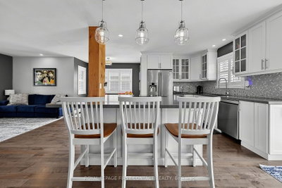 14 HUNTER Court • Springwater, ON photo 9