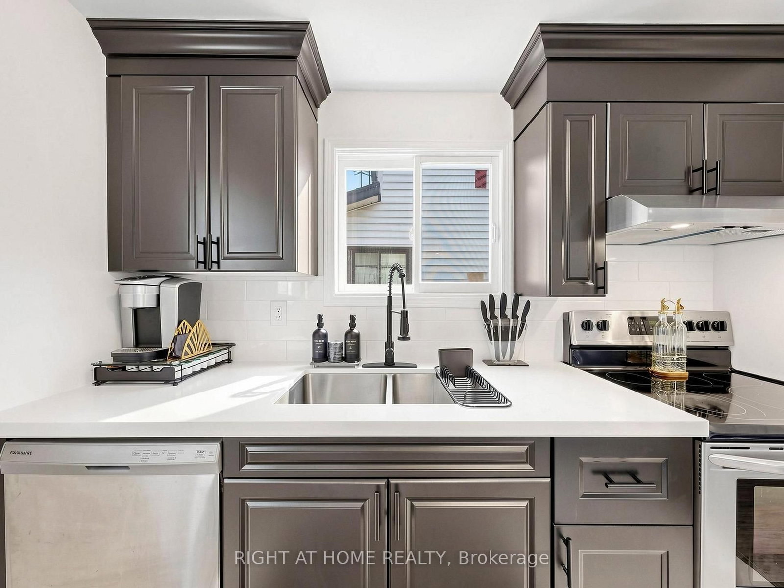 207 Hickling Trail • Barrie, ON photo 17