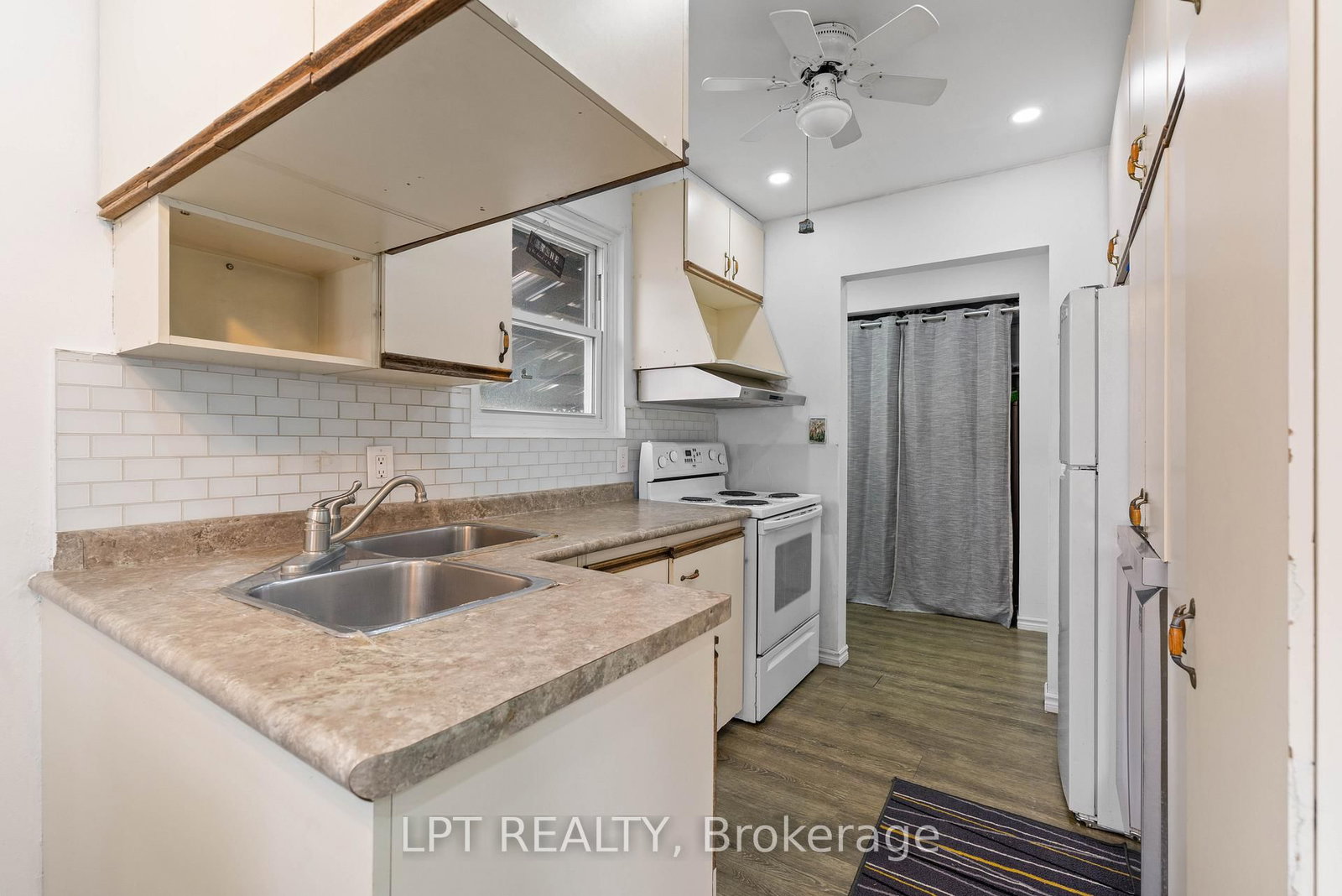 55H Chaucer Crescent • Barrie, ON photo 12