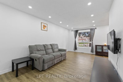 55H Chaucer Crescent • Barrie, ON photo 8