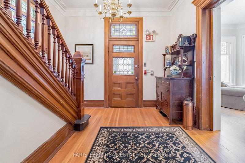 23 Yonge St S photo 4