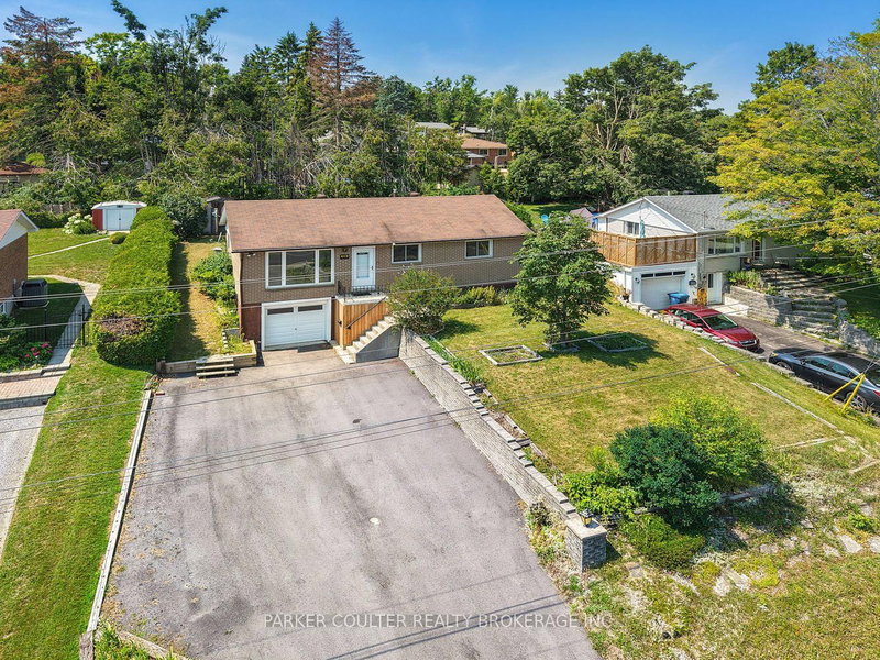 636 Mississaga Street W