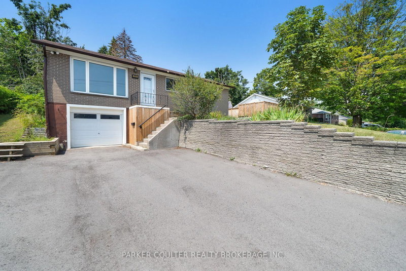 636 Mississaga St W photo 4