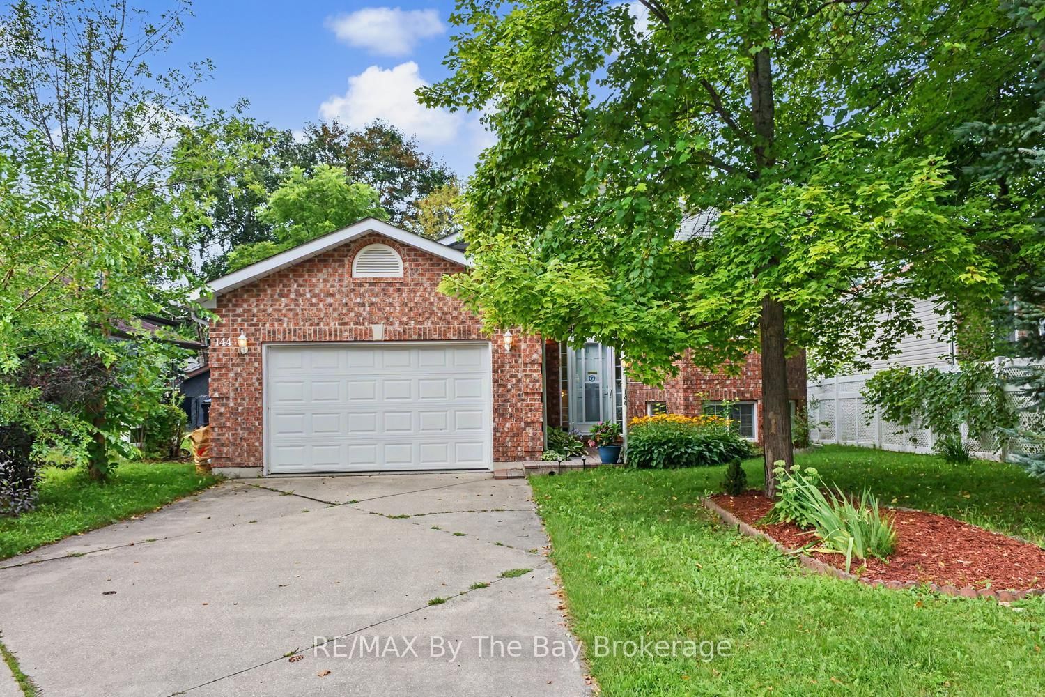 144 SMALLMAN Drive • Wasaga Beach, ON photo 1