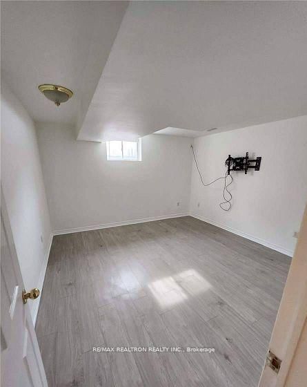 Bsmnt - 49 Hanmer Street E
