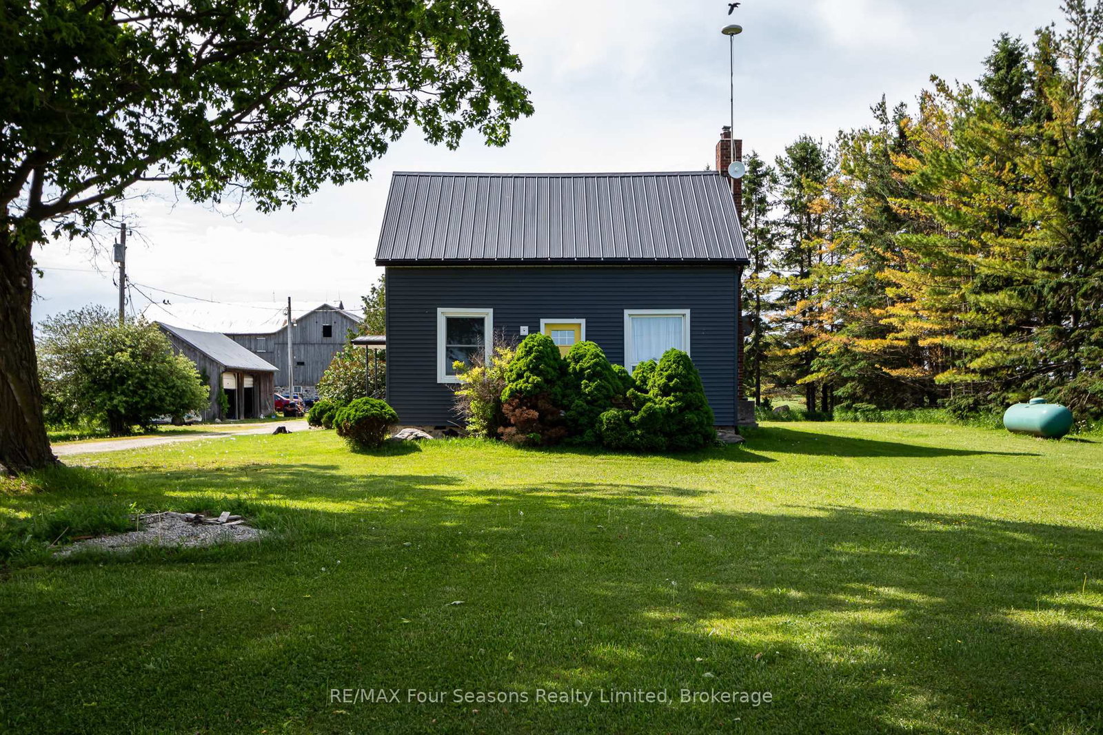 Listing Image 4