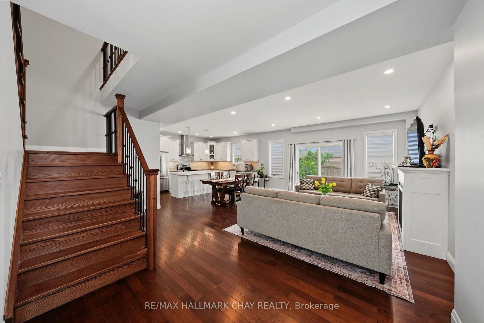 36 Lowry Court • Barrie, ON photo 8