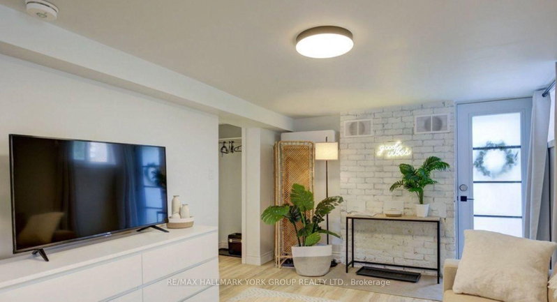 Lower - 40 Sophia Street W