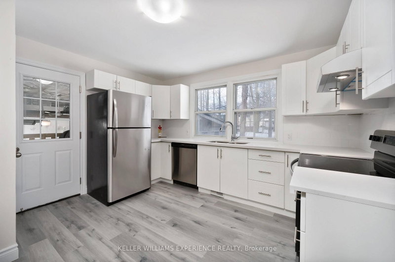 Upper - 52 Cundles Road E