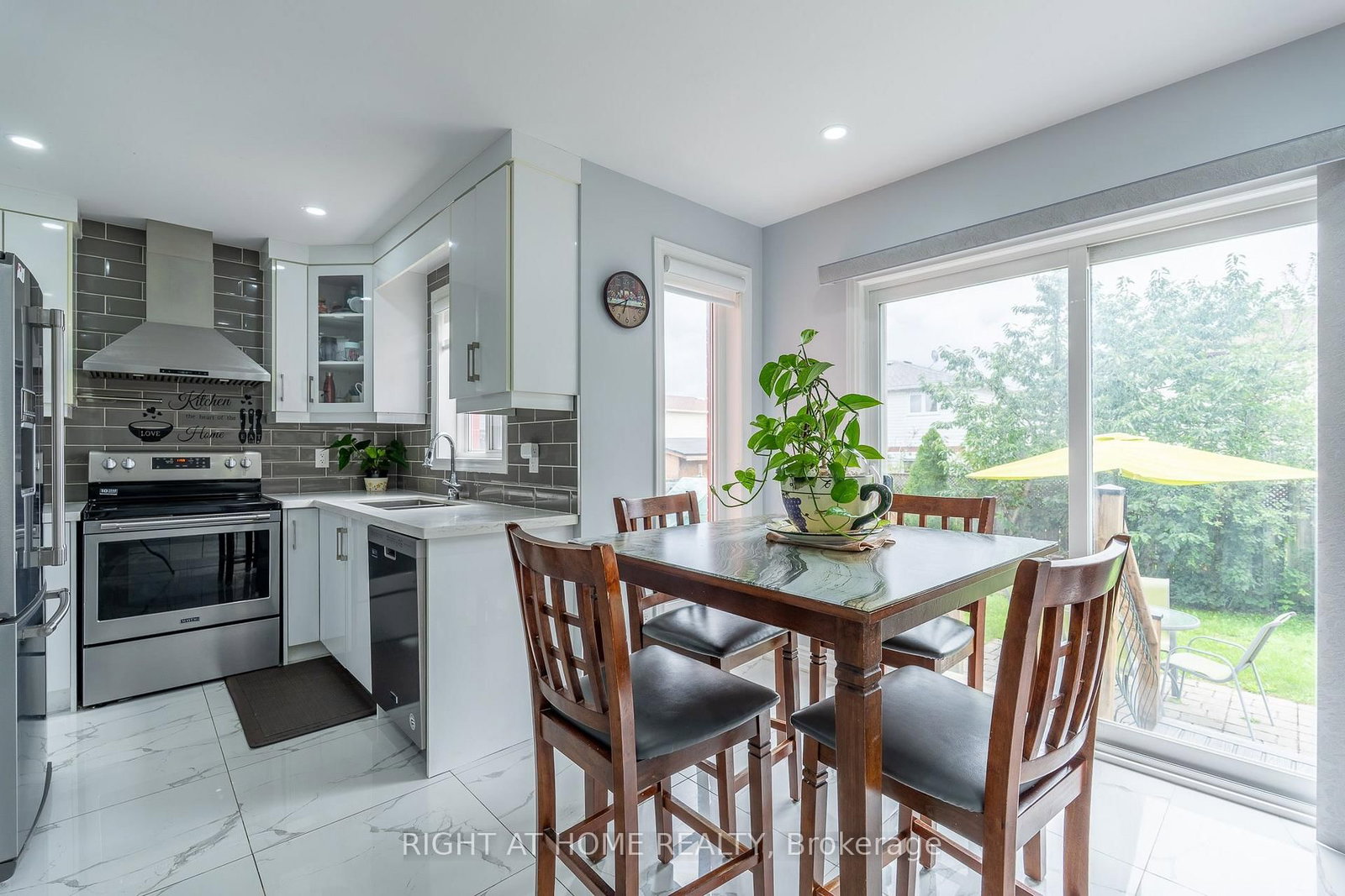 19 Cardinal Street • Barrie, ON photo 12