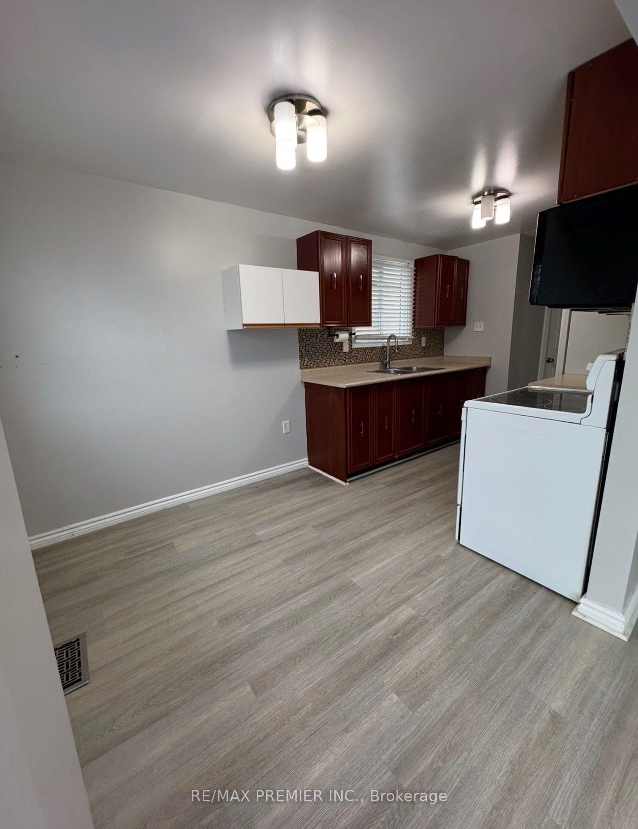 34 Argyle Road • Barrie, ON photo 11