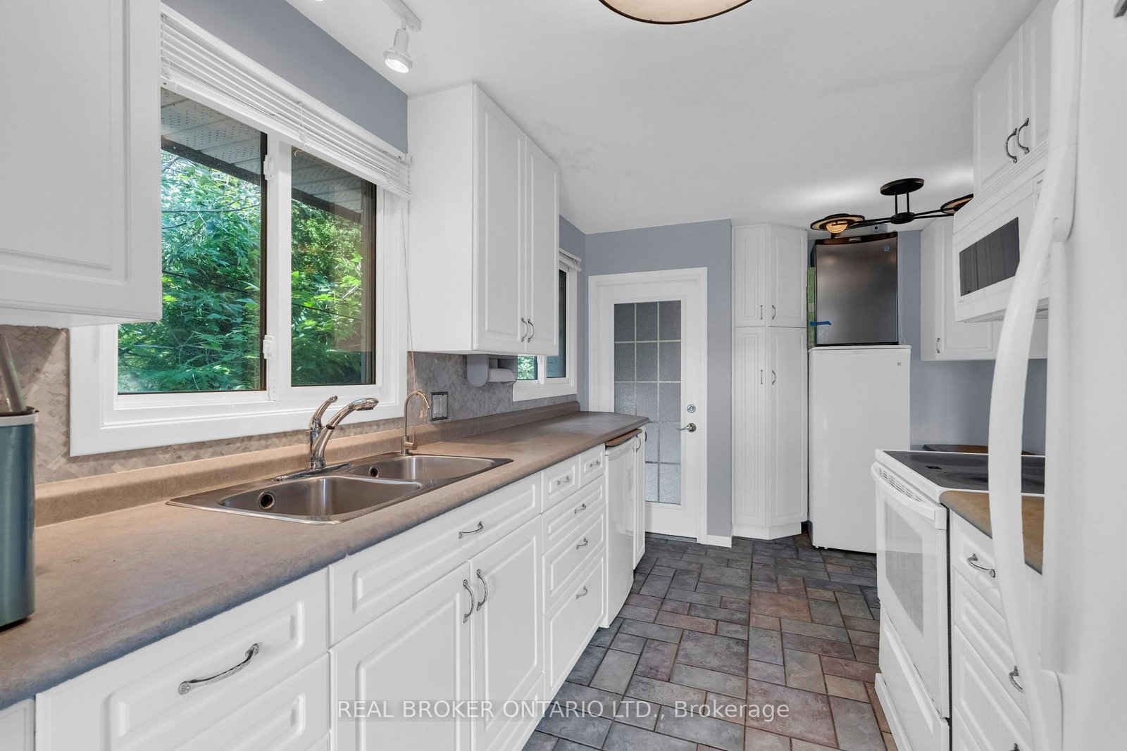 61 Bernick Drive • Barrie, ON photo 10
