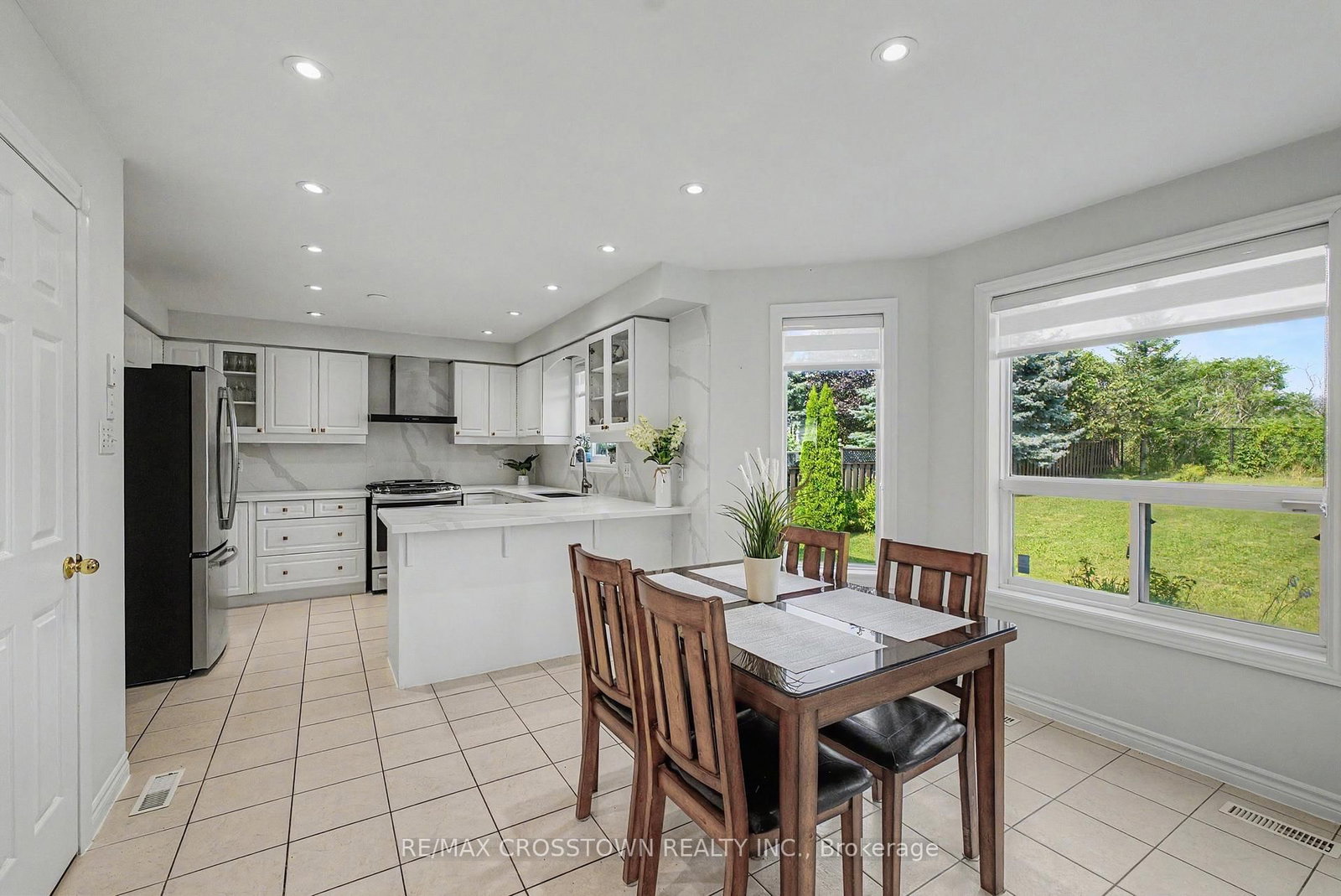 31 Logan Court • Barrie, ON photo 10