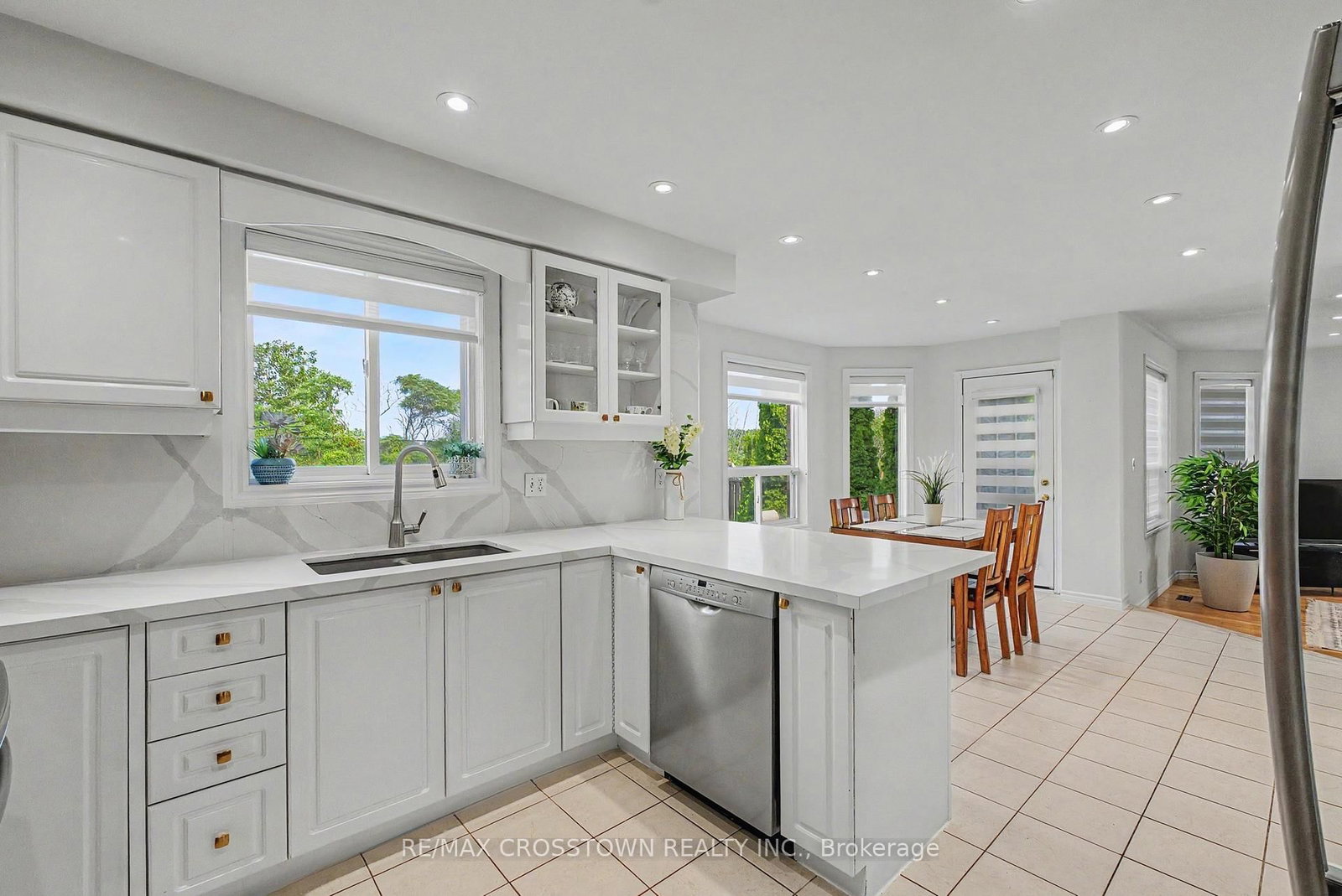 31 Logan Court • Barrie, ON photo 12