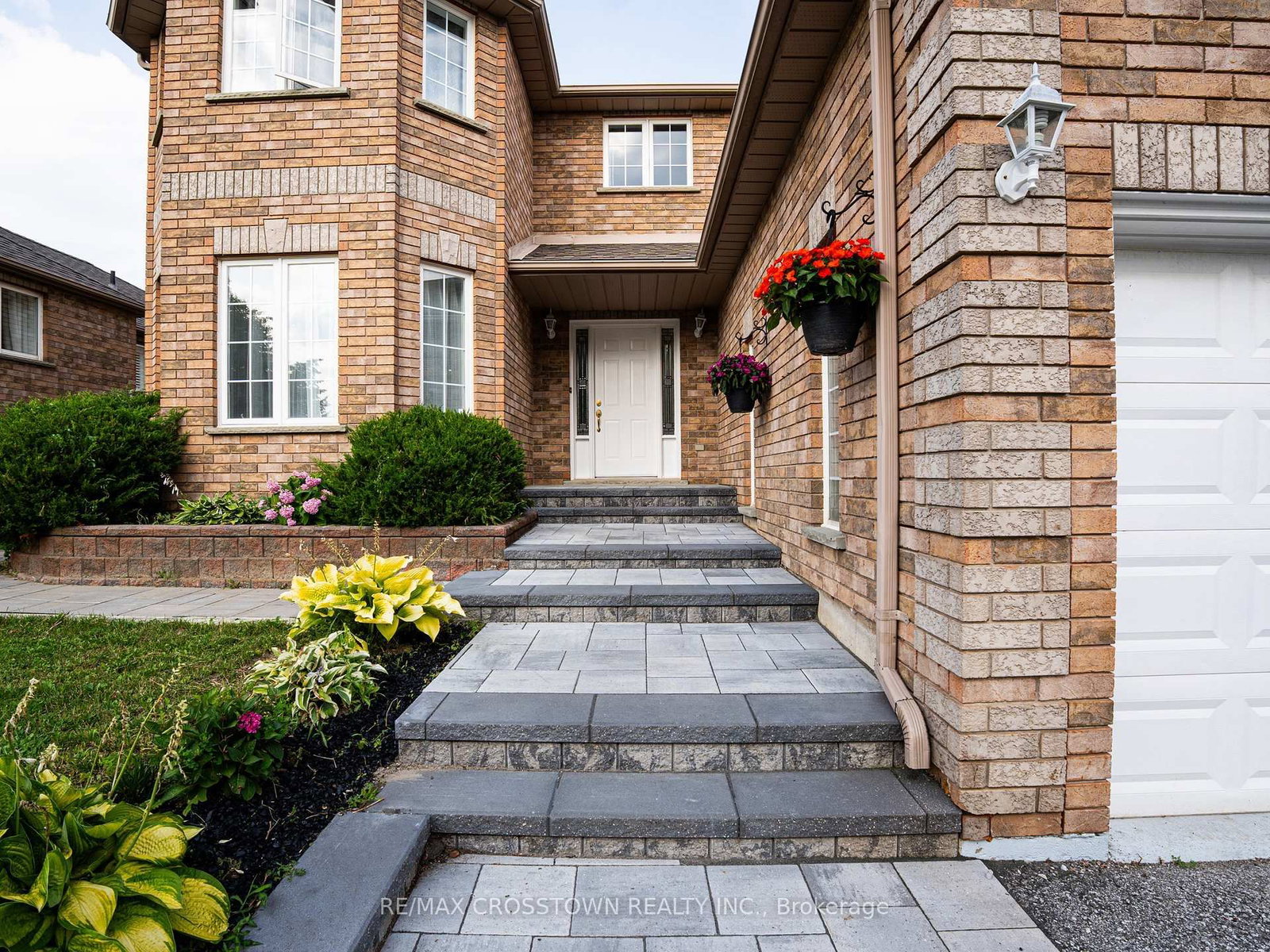 31 Logan Court • Barrie, ON photo 4