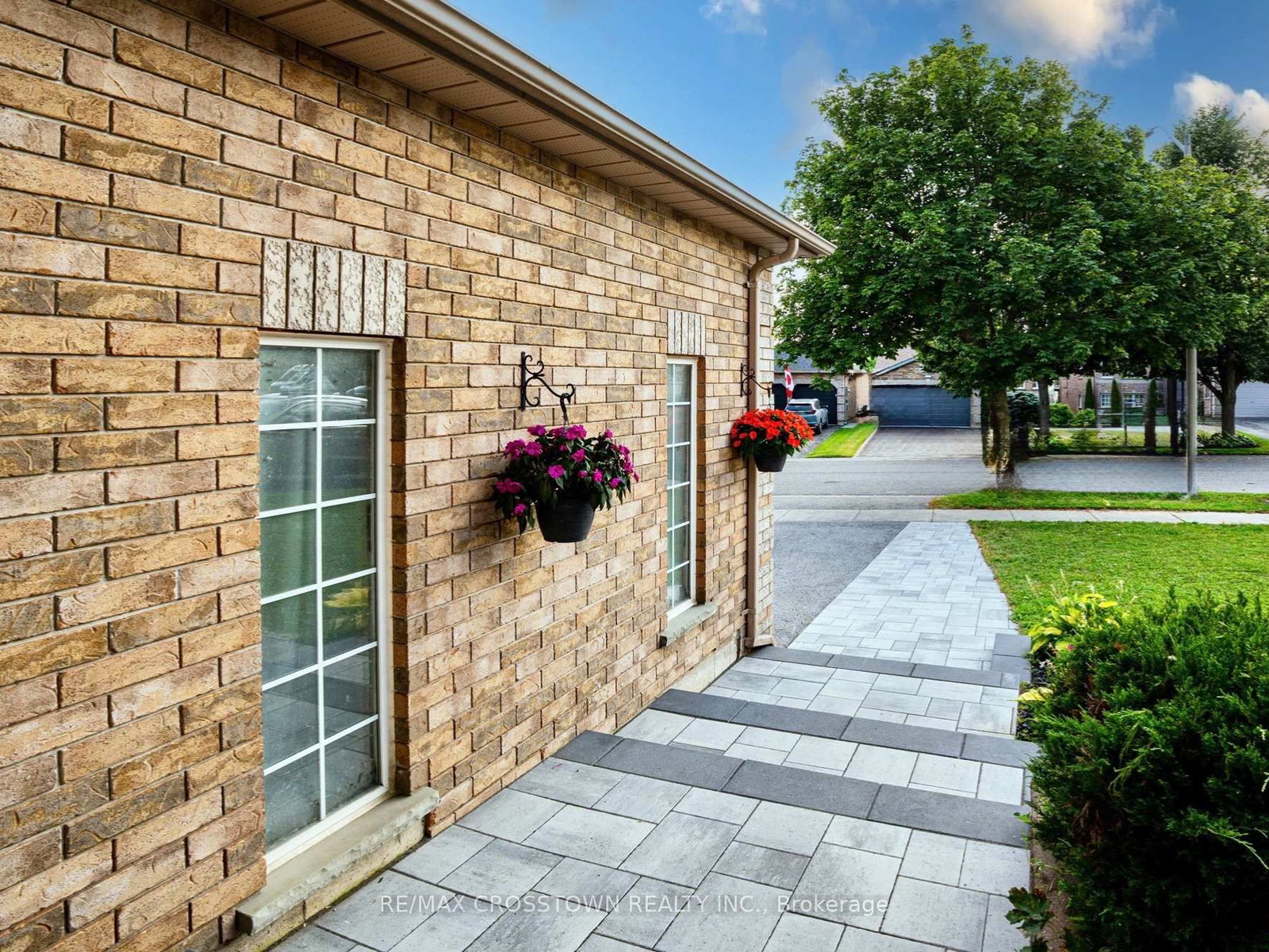 31 Logan Court • Barrie, ON photo 5