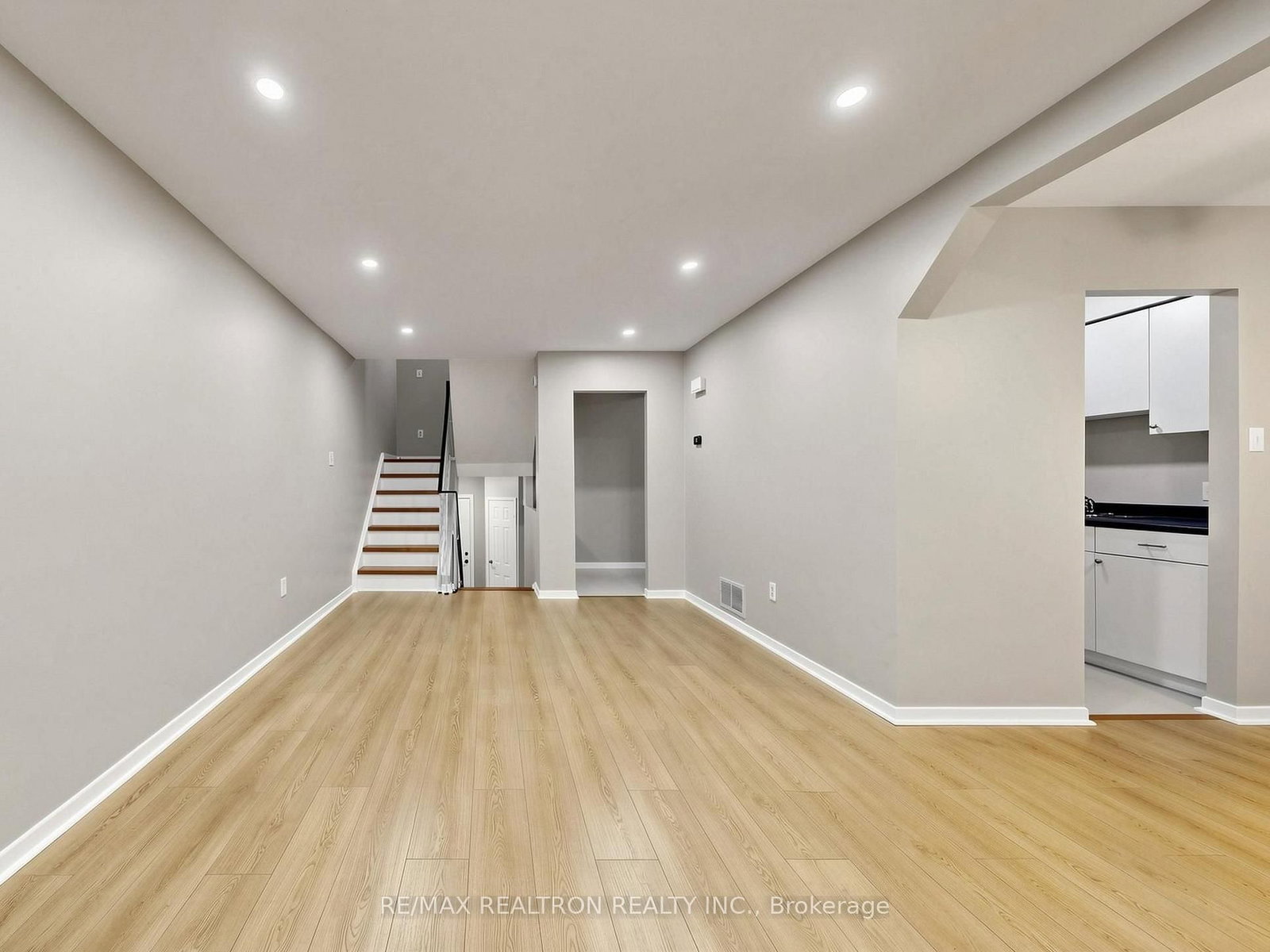 12 Robin Court • Barrie, ON photo 10