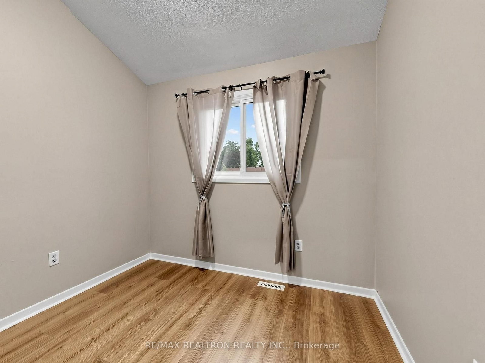 12 Robin Court • Barrie, ON photo 17