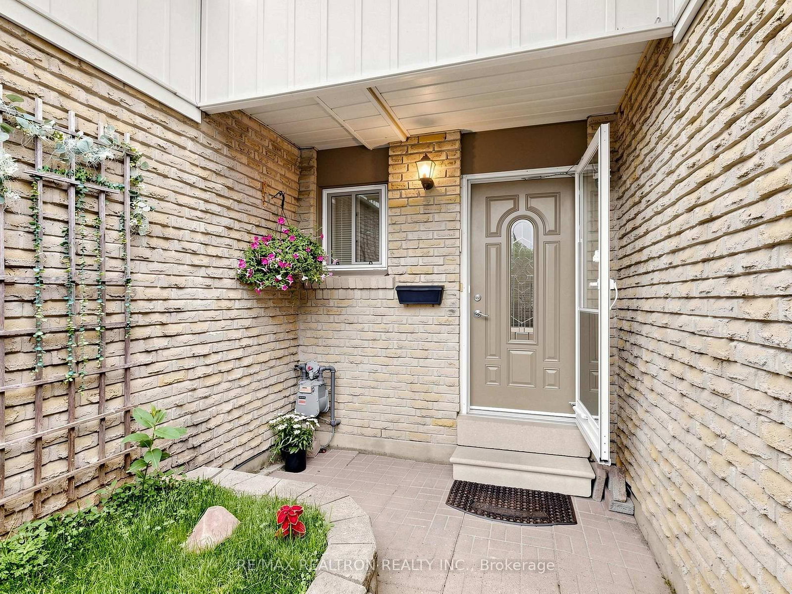 12 Robin Court • Barrie, ON photo 4