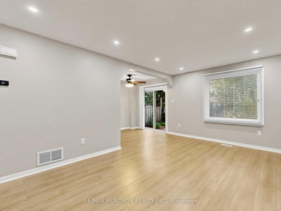 12 Robin Court • Barrie, ON photo 6