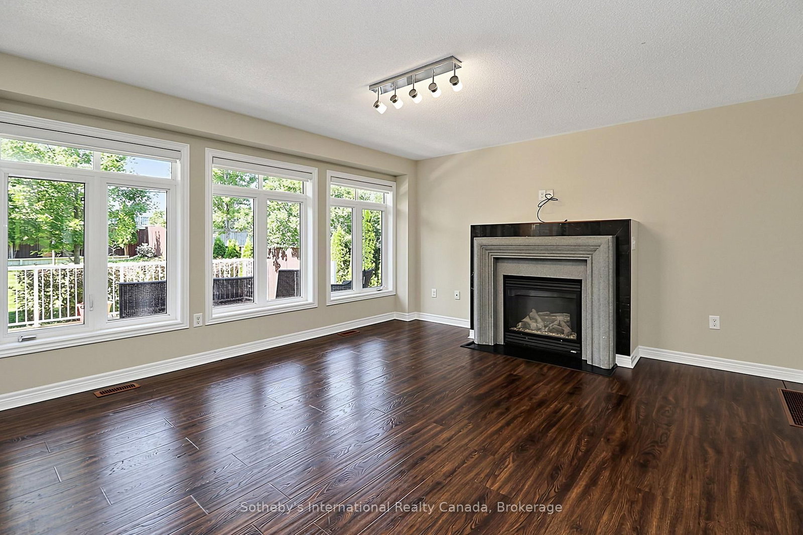 28 Barrington Tr, Collingwood, view 12