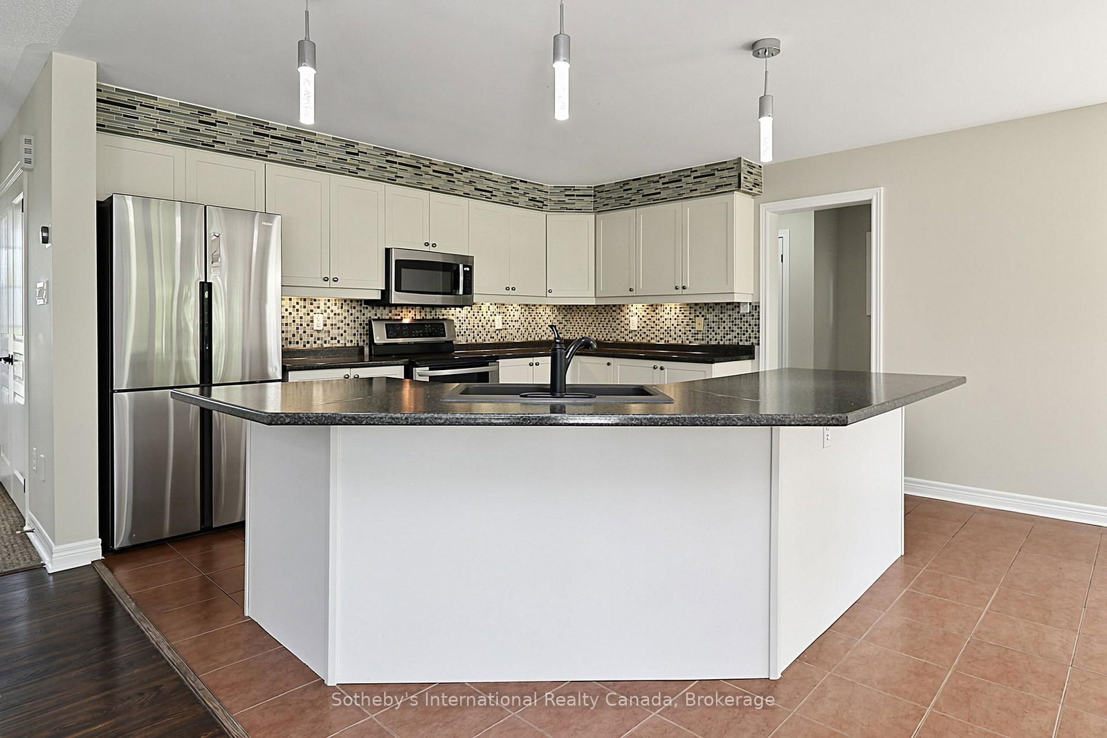 28 Barrington Tr, Collingwood, view 18