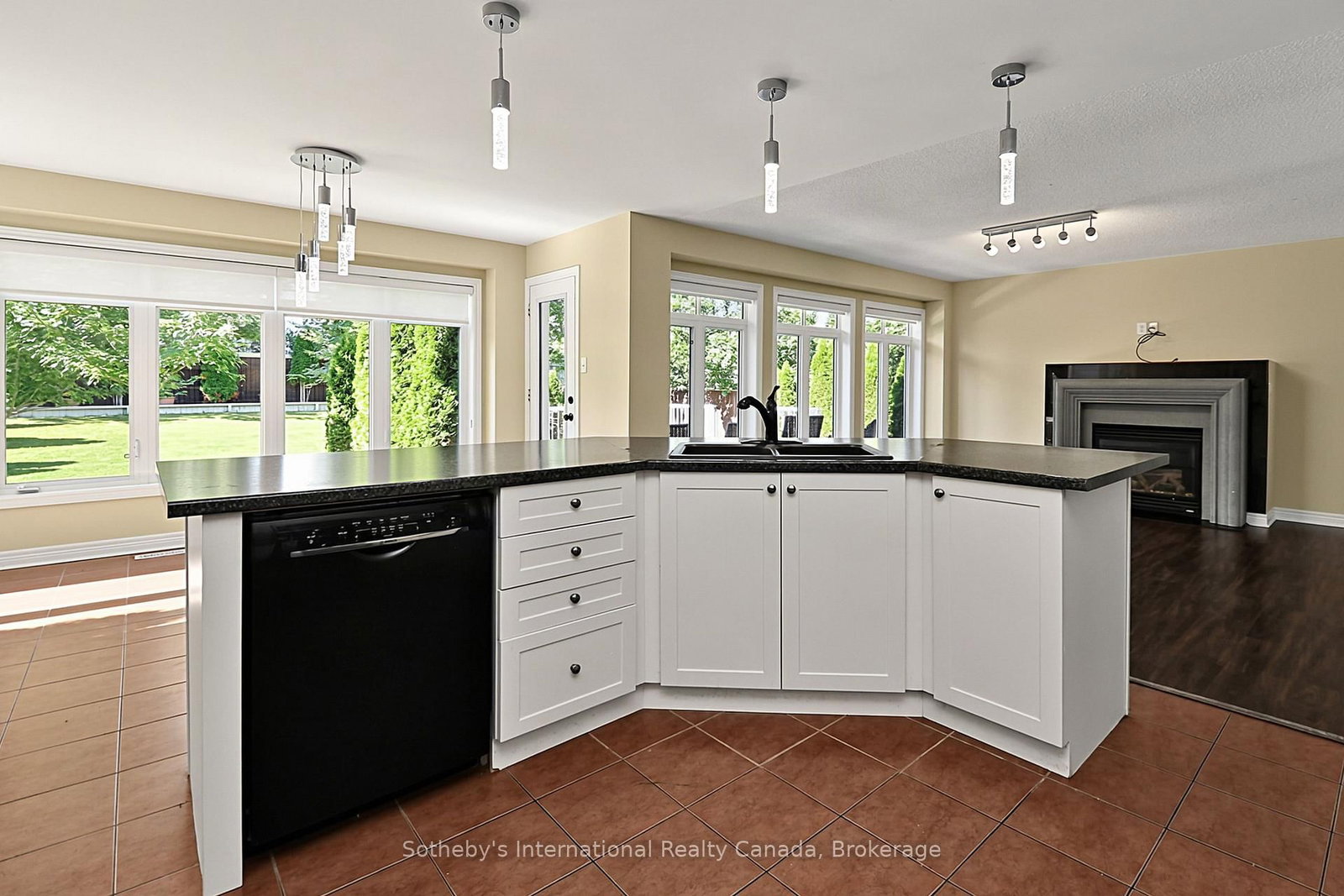 28 Barrington Tr, Collingwood, view 22