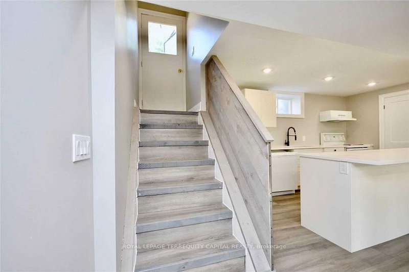 Lower - 192 Wellington Street E