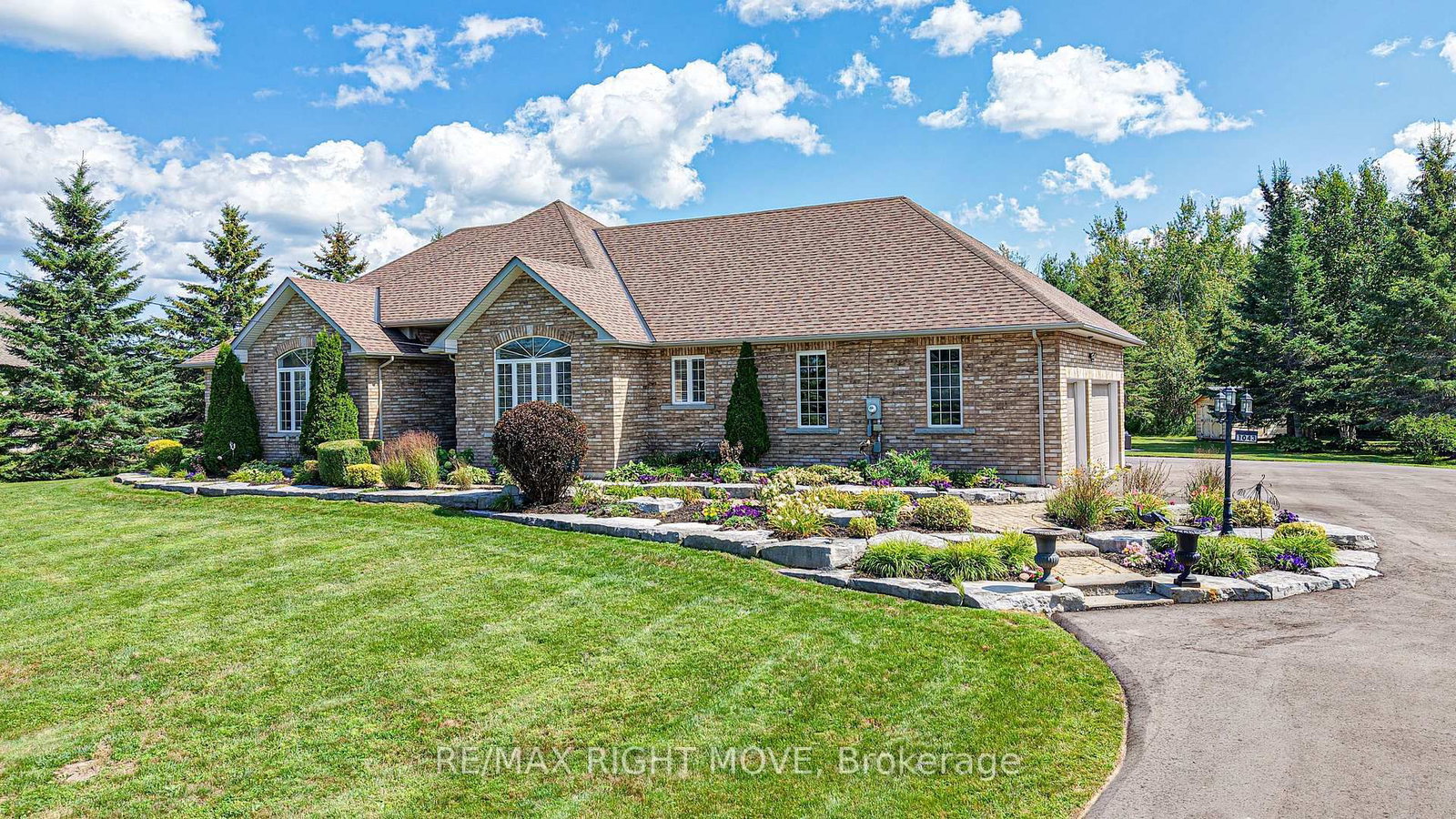 1043 Hurlwood Lane • Severn, ON photo 1